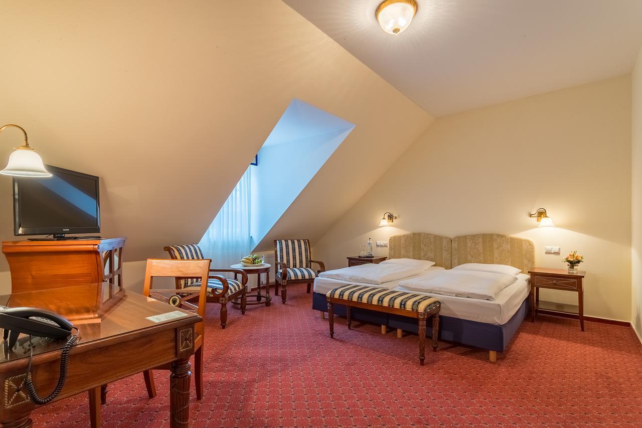 Schlosshotel Neckarbischofsheim Esterno foto